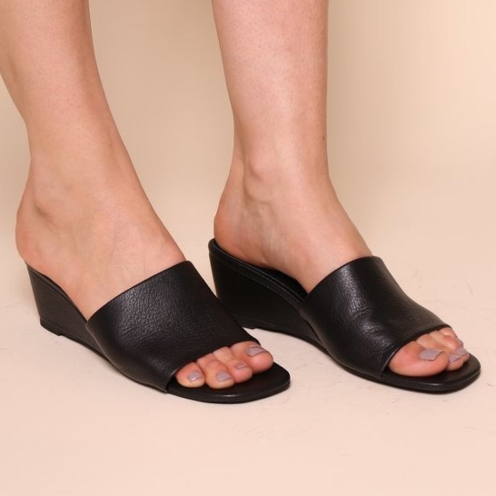 Intentionally Blank Hey Jessica Black Leather Wedge Sandals Size US 7